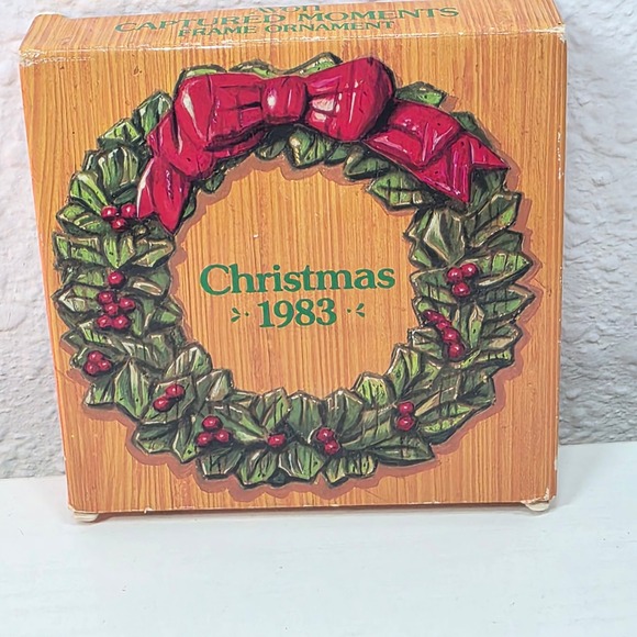 Vintage Avon Christmas 1983 Captured Moments Wreath Ornament Frame - Picture 1 of 4